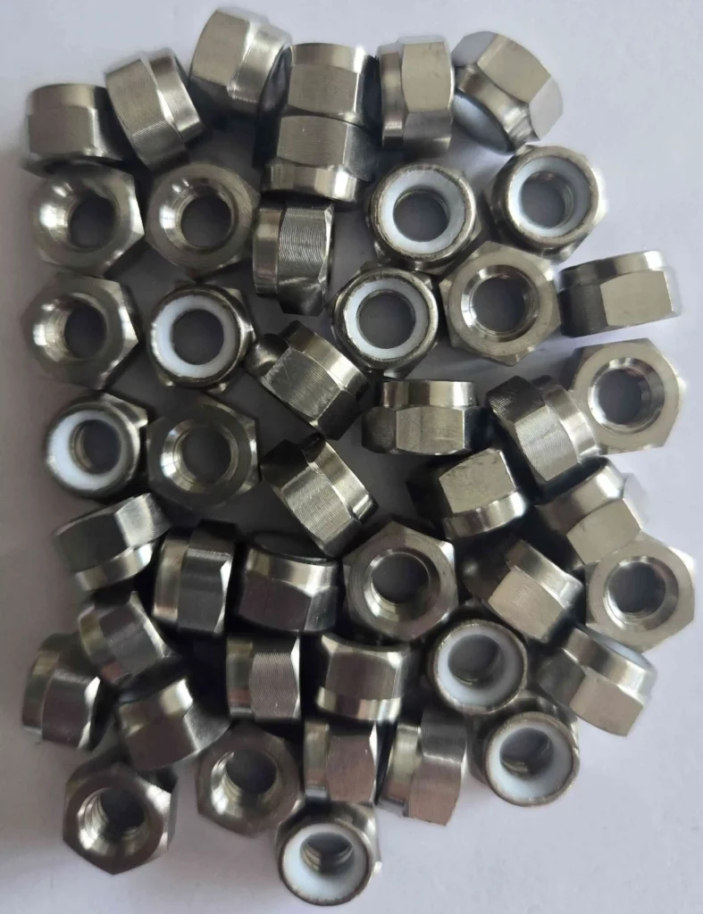 écrou frein titane pour serrage sécurisé de vis