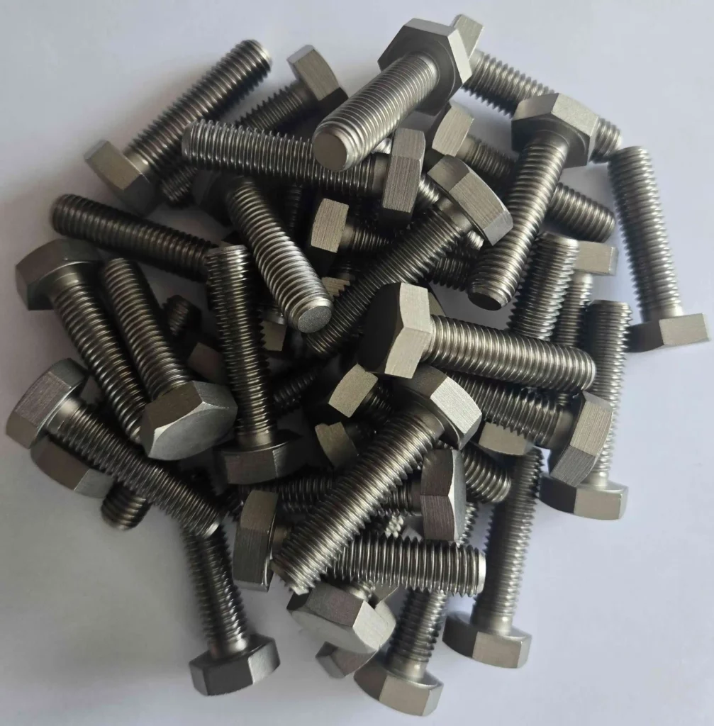 ensemble de vis titane DIN 933 pour applications industrielles exigeantes