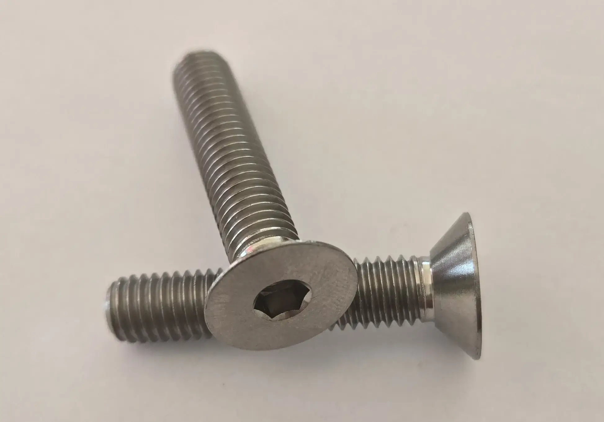 vis titane application industrielle tête fraisée grade 5 TA6V/ grade 2 T40 DIN 7991