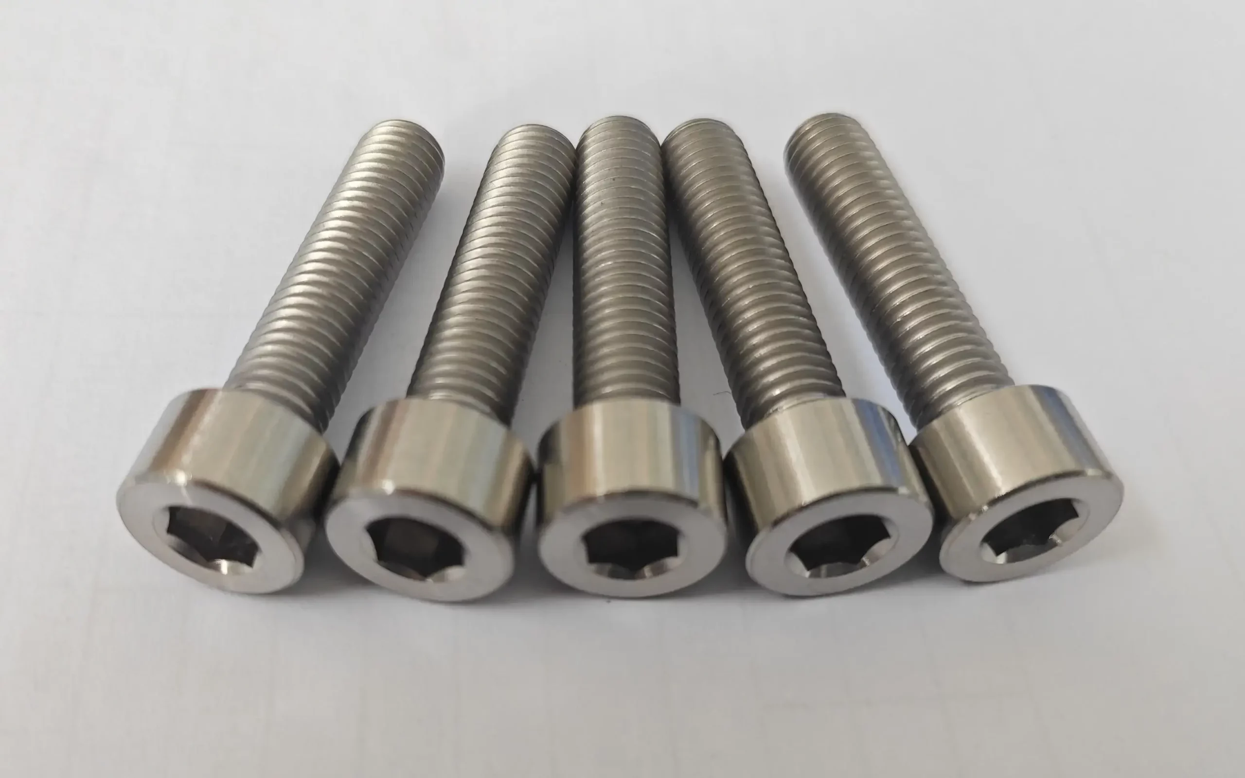 différentes tailles vis titane CHC